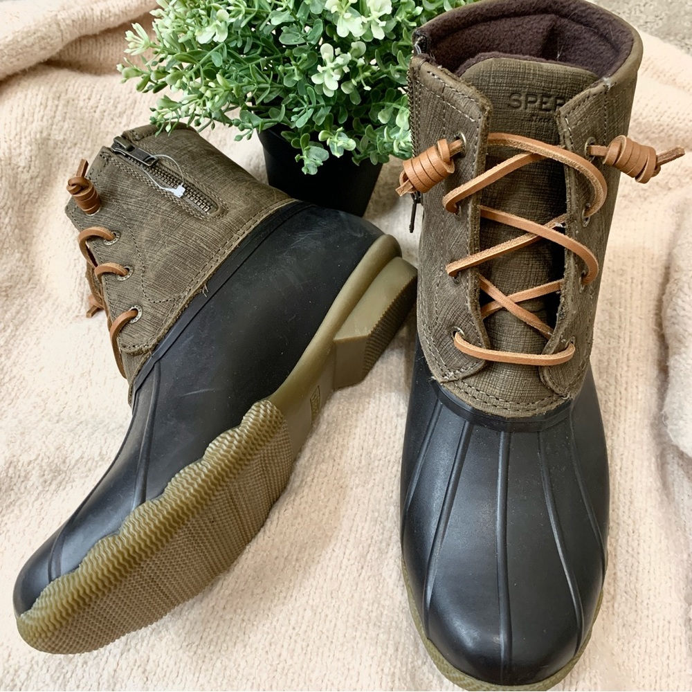 Brand New Sperry salt water duck boots